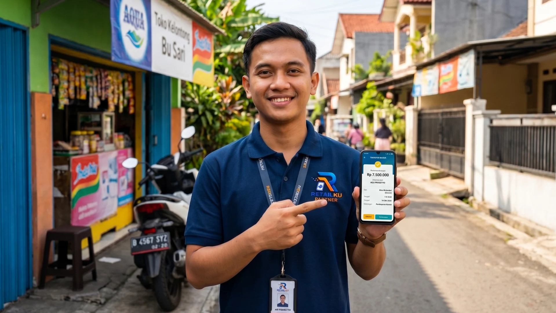 Orang awam tersenyum melihat peluang komisi dari ponsel.